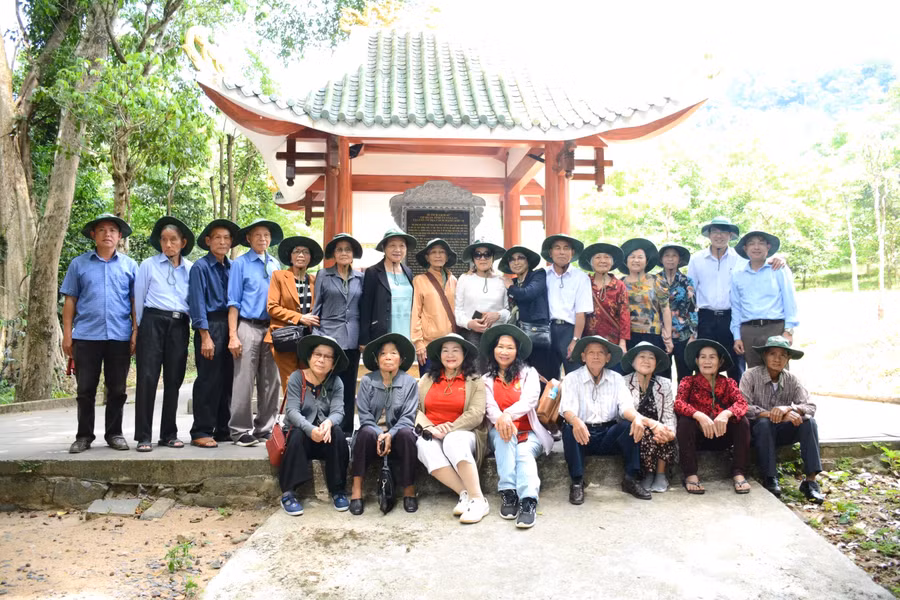 Cán bộ, nguyên cán bộ Ban Tuyên giáo Tỉnh ủy qua các thời kỳ chụp ảnh lưu niệm ở Khu Di tích lịch sử cách mạng của tỉnh tại xã Krong (huyện Kbang). Ảnh: Lam Nguyên