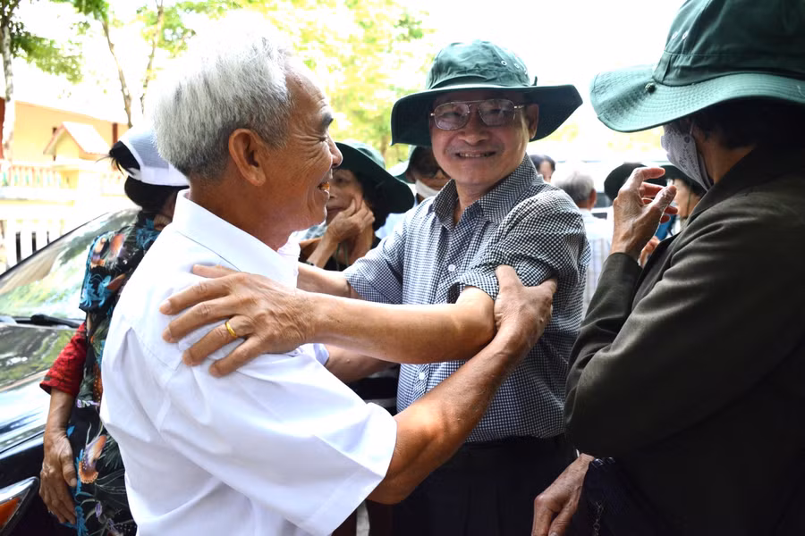 Niềm vui của những người đồng đội cũ trong ngày hạnh ngộ. Ảnh: Lam Nguyên