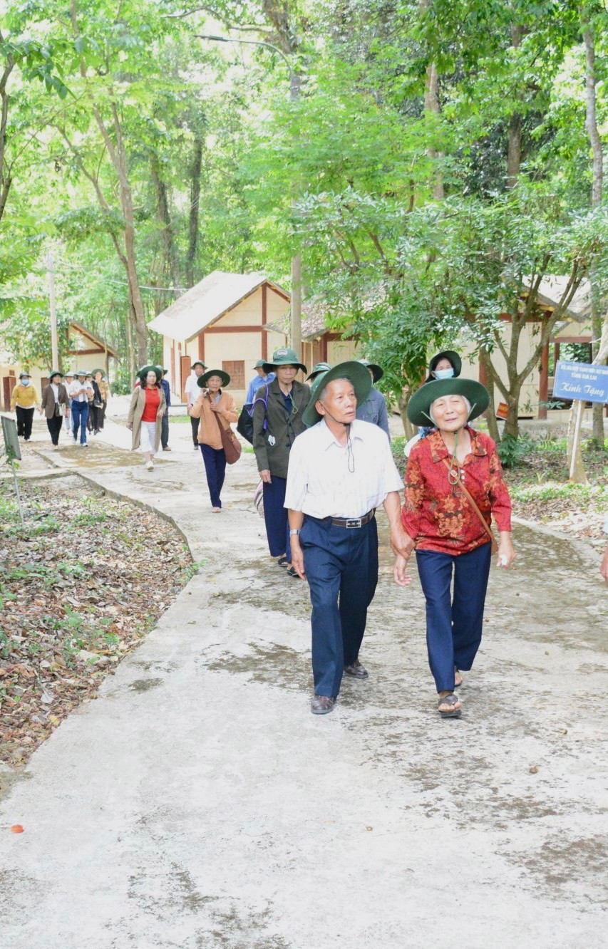 Ông Biện Ngọc Kinh (trái) bồi hồi trong ngày trở về thăm lại khu căn cứ. Ảnh: Lam Nguyên Ông Biện Ngọc Kinh (trái) bồi hồi trong ngày trở về thăm lại khu căn cứ. Ảnh: Lam Nguyên
