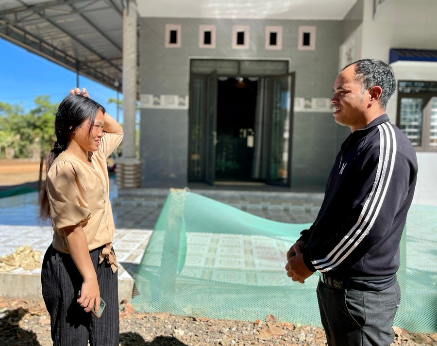 Ông Rơ Lan Hôh-Bí thư Chi bộ, Trưởng thôn Nú (xã Ia Khai, huyện Ia Grai) hướng dẫn thêm cho gia đình chị Rơ Lan In về cách quản lý chi tiêu sao cho hợp lý. Ảnh: Lam Nguyên Ông Rơ Lan Hôh-Bí thư Chi bộ, Trưởng thôn Nú (xã Ia Khai, huyện Ia Grai) hướng dẫn thêm cho gia đình chị Rơ Lan In về cách quản lý chi tiêu sao cho hợp lý. Ảnh: Lam Nguyên