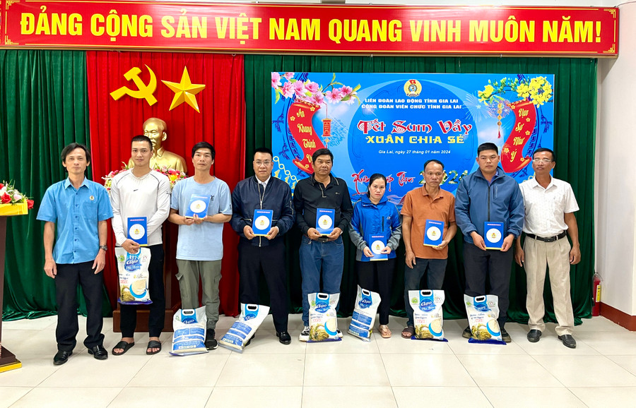 Đoàn viên, người lao động nhận quà Tết tại chương trình. Ảnh: Lam Nguyên