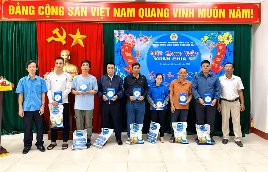 Đoàn viên, người lao động nhận quà Tết tại chương trình. Ảnh: Lam Nguyên