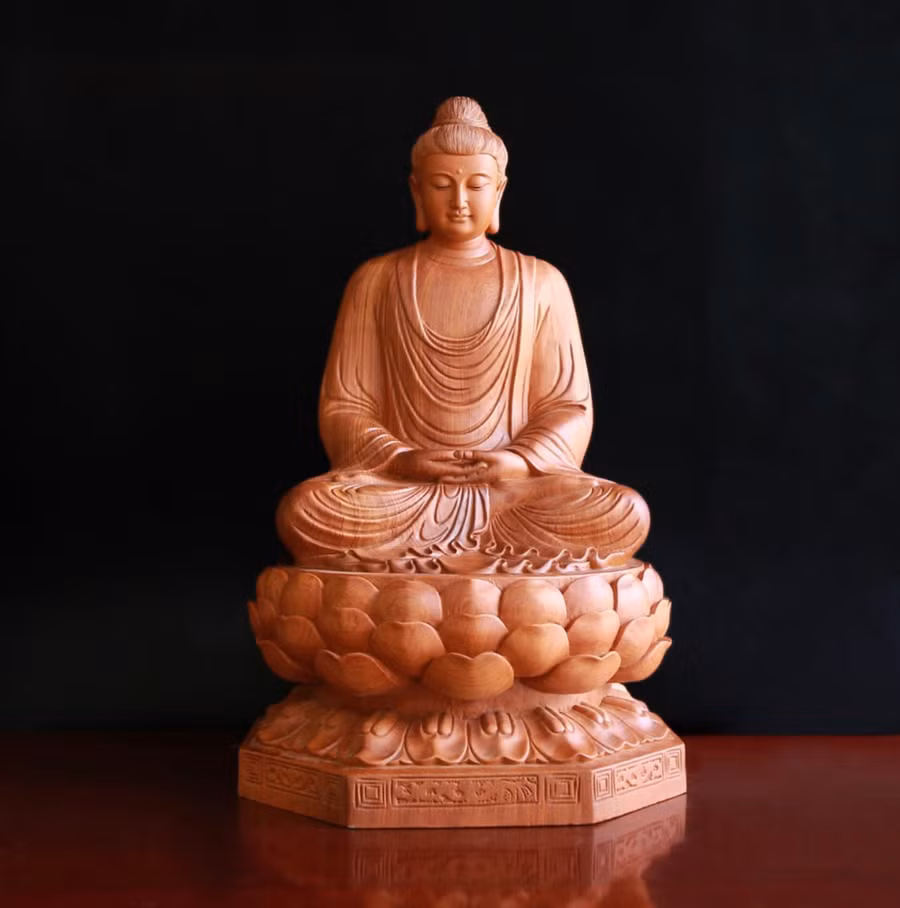 Tượng Bổn Sư bằng gỗ hương, cao 40 cm, ngang 25 cm, một trong 4 pho tượng bị đánh cắp. Ảnh: Chùa Bửu Minh