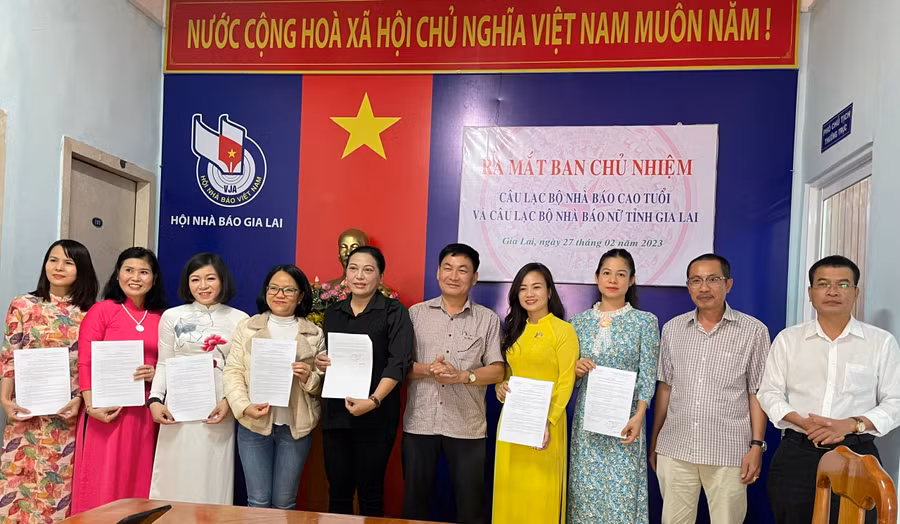 Các thành viên Ban chủ nhiệm CLB Nhà báo nữ. Ảnh: Lam Nguyên