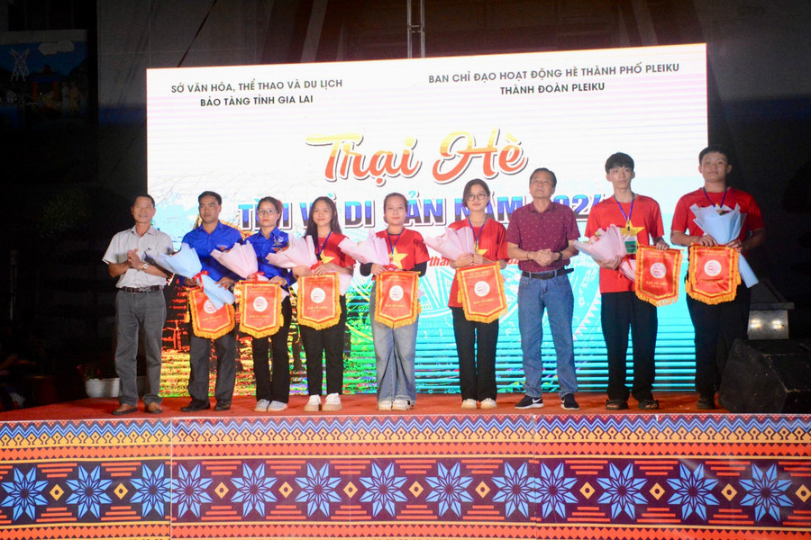 Ban tổ chức tặng hoa, cờ lưu niệm cho đại diện 7 tiểu trại tham gia trại hè "Tìm về di sản". Ảnh: Lam Nguyên Ban tổ chức tặng hoa, cờ lưu niệm cho đại diện 7 tiểu trại tham gia trại hè "Tìm về di sản". Ảnh: Lam Nguyên