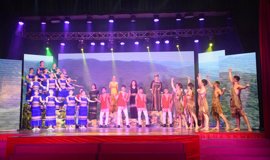 Nhiều chương trình nghệ thuật quy mô sẽ được tổ chức nhân dịp tổng kết 50 năm nền văn học, nghệ thuật Việt Nam sau ngày đất nước thống nhất. Ảnh minh họa: Lam Nguyên Nhiều chương trình nghệ thuật quy mô sẽ được tổ chức nhân dịp tổng kết 50 năm nền văn học, nghệ thuật Việt Nam sau ngày đất nước thống nhất. Ảnh minh họa: Lam Nguyên