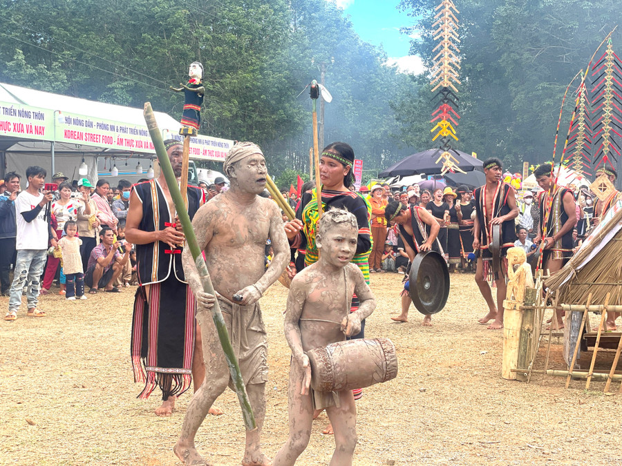 2 thế hệ pơtual trong một đội cồng chiêng-một hình ảnh đẹp về sự tiếp nối bản sắc. Ảnh: Phương Duyên