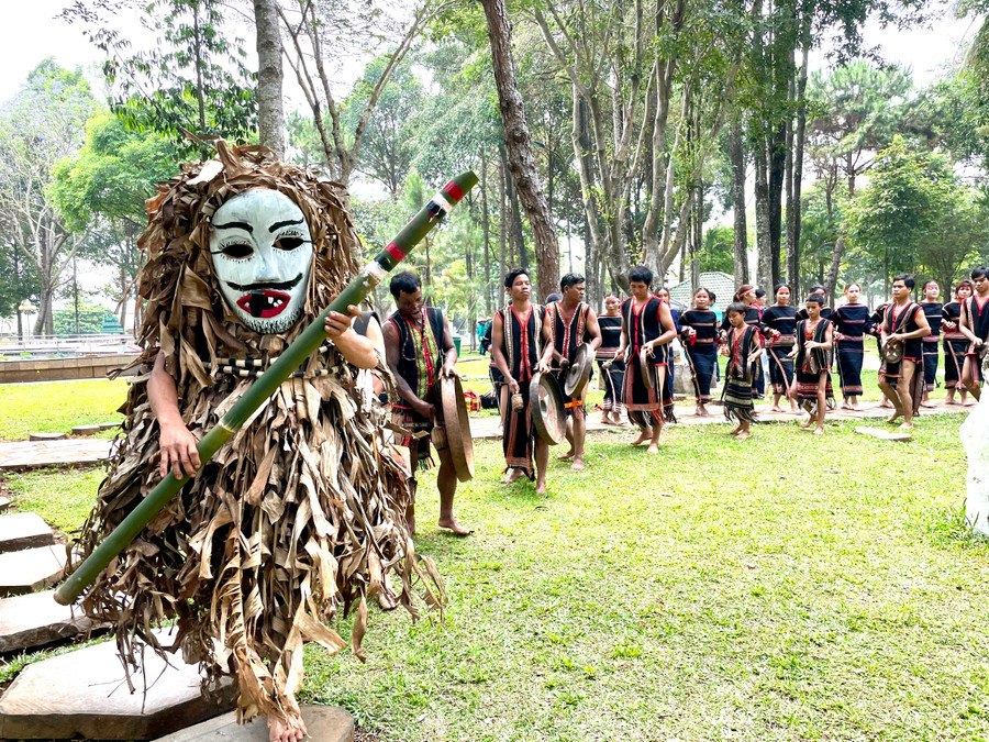 Pram đi trước, cồng chiêng theo sau. Ảnh: Phương Duyên