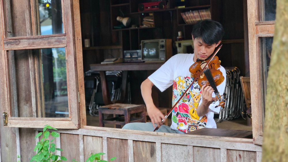 Bạn Nguyễn Gia Bảo (phường Hội Phú) biểu diễn violin giữa không gian mang đậm dấu ấn xưa cũ. Ảnh: Ngọc Duy ban-nguyen-gia-bao-phuong-hoi-phu-bieu-dien-violin-giua-khong-gian-mang-dam-dau-an-xua-cu-anh-ngoc-duy.jpg