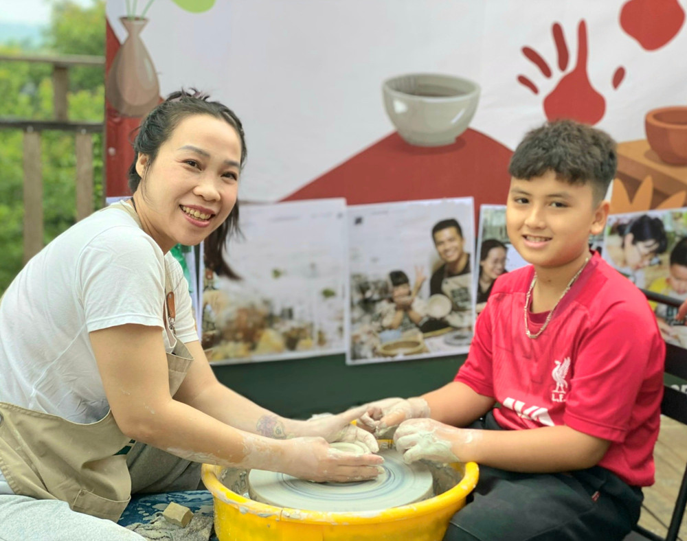 Học sinh Trường Tiểu học Lê Hồng Phong (xã Bàu Cạn, huyện Chư Prông) rất hào hứng khi tham gia buổi trải nghiệm làm gốm. Ảnh: Ngọc Duy 20250410-122927.jpg