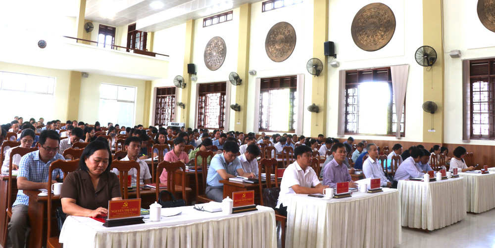 Đại biểu dự lễ ra mắt cuốn sách “Địa chí An Khê” và phát động phong trào “Bình dân học vụ số”. Ảnh: Ngọc Minh img-6575.jpg