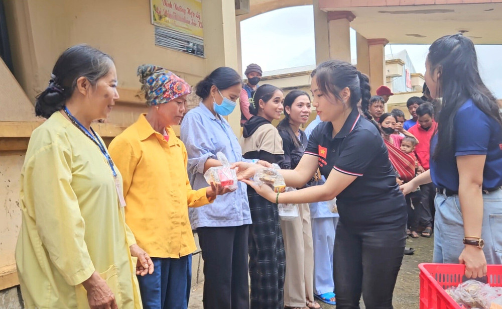 Chị Võ Thị Phương Anh-Trưởng nhóm Bếp Thiện Nguyện Gia Lai tận tay trao những phần quà và gửi lời động viên đến các bệnh nhân đang điều trị tại bệnh viện. Ảnh: Ngọc Duy 20250624-111959.jpg
