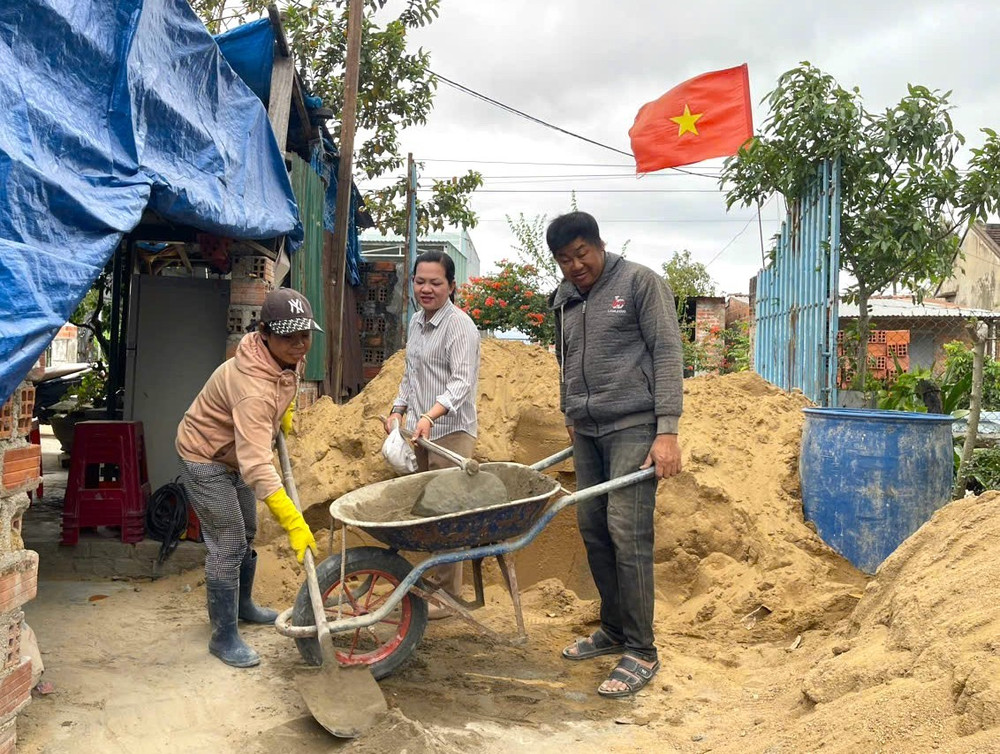 Không chỉ giúp đỡ hộ hội viên tiếp cận nguồn kinh phí, hướng dẫn làm hồ sơ xây dựng xóa nhà tạm, chị Bùi Thị Hồng Thắm (đứng giữa) còn tham gia hỗ trợ ngày công. Ảnh: Ngọc Minh 792b357dbfb30bed52a2.jpg