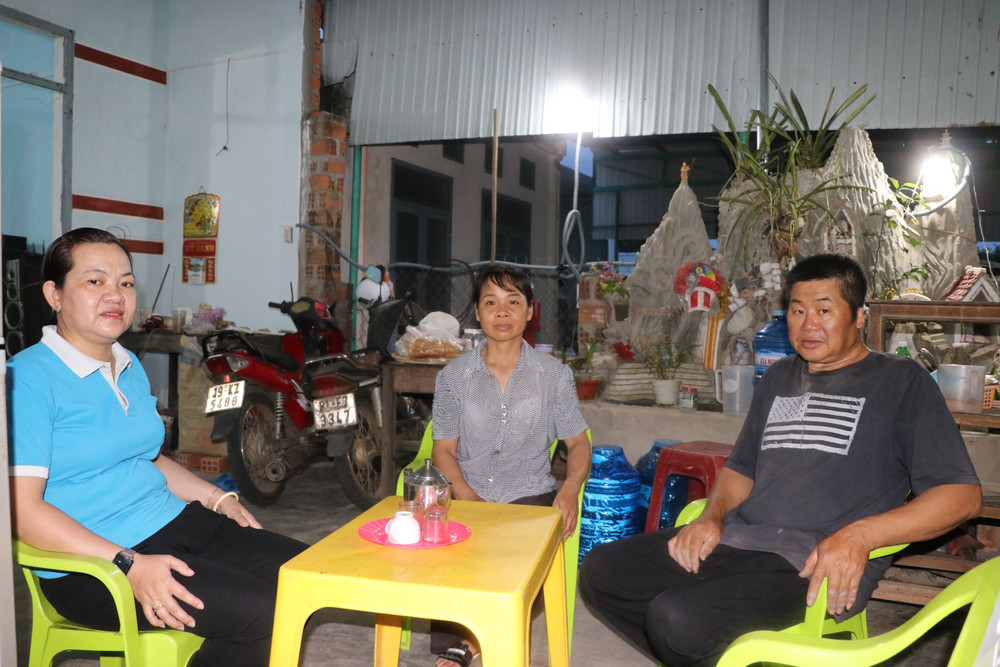 Chị Bùi Thị Hồng Thắm (bìa trái)-Chủ tịch Hội LHPN xã Tân An (huyện Đak Pơ) trò chuyện cùng vợ chồng chị Tàu về xây dựng nhà. Ảnh: Ngọc Minh img-6349.jpg