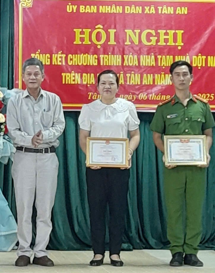 Với những thành tích đóng góp, ngày 6-6 vừa qua, chị Thắm được Chủ tịch UBND xã Tân An tặng giấy khen vì đã có thành tích xuất sắc trong thực hiện chương trình xóa nhà tạm, nhà dột nát năm 2025. Ảnh: nhân vật cung cấp 7313f4c7cd1779492006.jpg