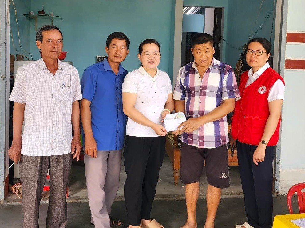 Chị Bùi Thị Hồng Thắm (thứ 3 bên trái)-Chủ tịch Hội Liên hiệp phụ nữ xã Tân An (huyện Đak Pơ) cùng một số thành viên Ban Chỉ đạo xóa nhà tạm, nhà dột nát xã trao kinh phí cho gia đình chị Tàu. Ảnh: Ngọc Minh db3d75ec4d3cf962a02d.jpg