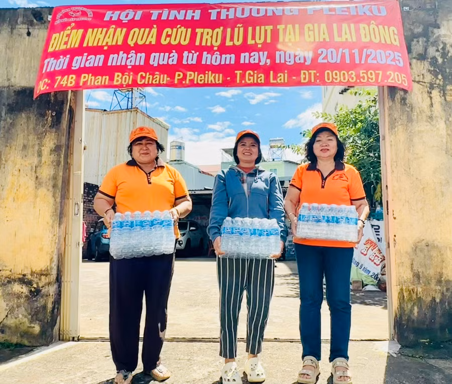cac-tinh-nguyen-vien-hoi-tinh-thuong-pleiku-tiep-nhan-nuoc-do-nguoi-dan-ung-ho-tai-diem-tiep-nhan-anh-nhu-nguyen.jpg
