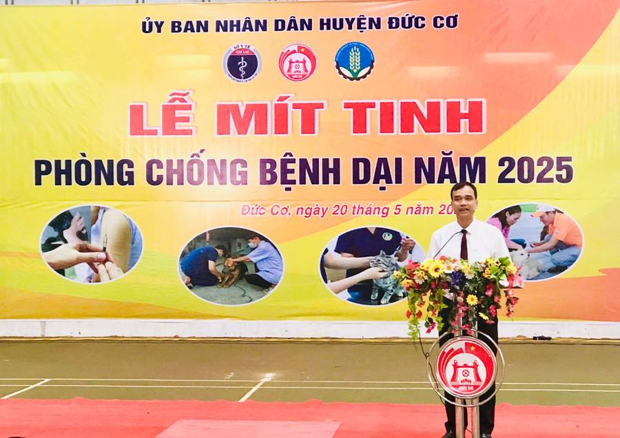 Ông Đinh Hà Nam-Phó Giám đốc Sở Y tế tỉnh phát biểu tại lễ mít tinh. Ảnh: CTV z6619338463780-d9f88e26cfa2bac0eaeb740dfb7730ee.jpg
