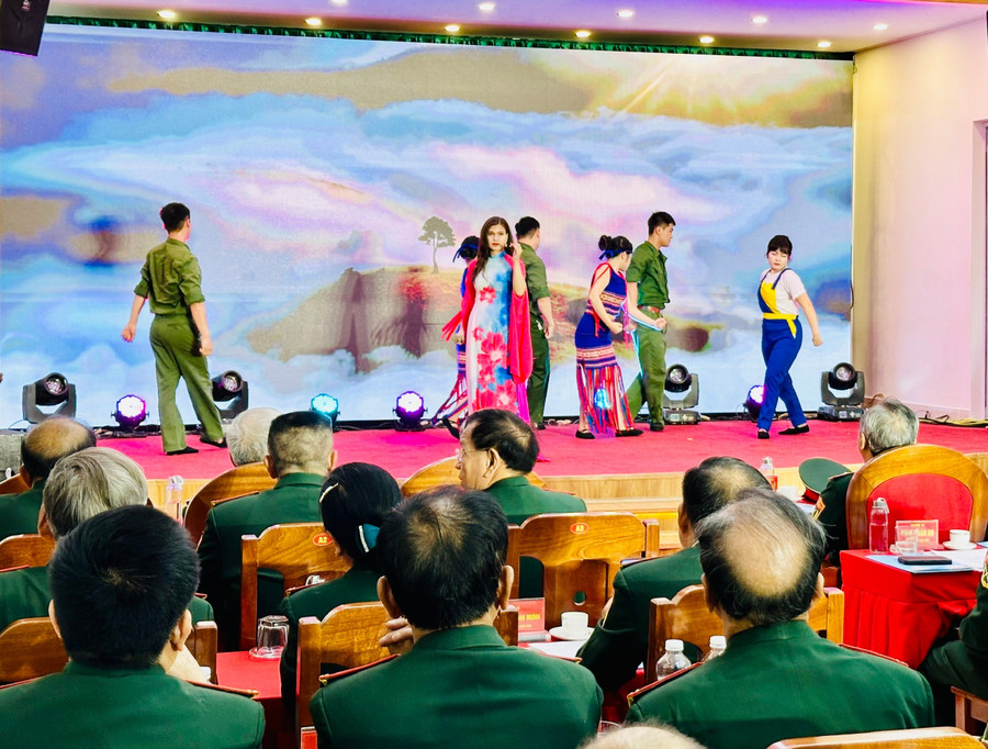 Tiết mục văn nghệ chào mừng tại lễ kỷ niệm. Ảnh: Như Nguyện z6576856463000-496deaaee5b0a63d9ae3eb2a03f12b11.jpg