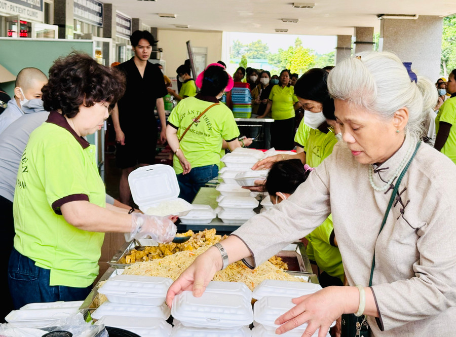 Các tình nguyện viên chuẩn bị phần cơm cho các bệnh nhân nghèo tại chương trình. Ảnh: Như Nguyện z6646839618539-a2d2937ed3d50fc86e59d89b6f865999.jpg