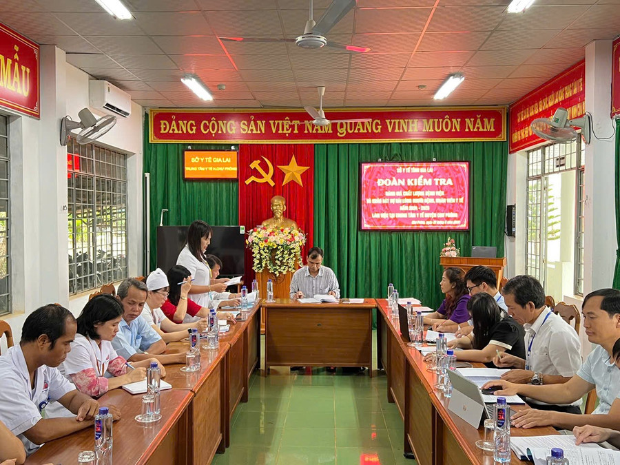 Đoàn kiểm tra tại Trung tâm Y tế huyện Chư Prông. Ảnh: CTV z6626175668738-3f780c7ddbbb9697dcf70d818107b9c2.jpg