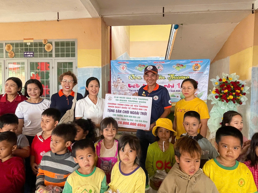Đại diện Câu lạc bộ Ngôi nhà yêu thương Gia Lai trao biểu trưng tặng công trình vui chơi ngoài trời trị giá 16 triệu đồng cho Trường mầm non Hoa Lan. Ảnh: CTV z6654362796650-4ce8254106b6402aa6e8ec42a84aa400.jpg