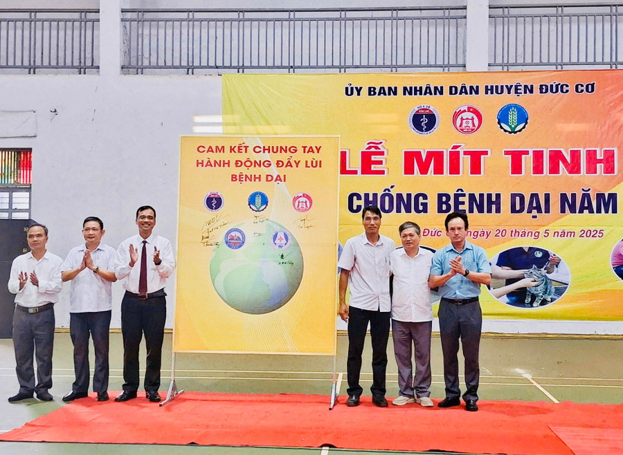 Tại lễ mít tinh, đại diện lãnh đạo UBND huyện và các Sở, ban, ngành, đoàn thể tham dự cùng ký cam kết chung tay phòng-chống bệnh dại. Ảnh: CTV z6619338495758-0d8f1df13b746742fd171d1173bbb447.jpg