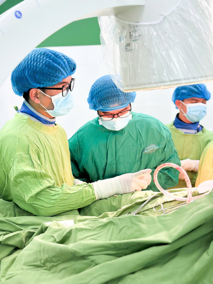 Ê kíp y, bác sĩ Bệnh viện Đại học Y Dược-Hoàng Anh Gia Lai tiến hành phẫu thuật nối chi cho bệnh nhân N.. Ảnh: ĐVCC z6582730388687-641d7ecba41a2bdb37a2d60d400e0034.jpg