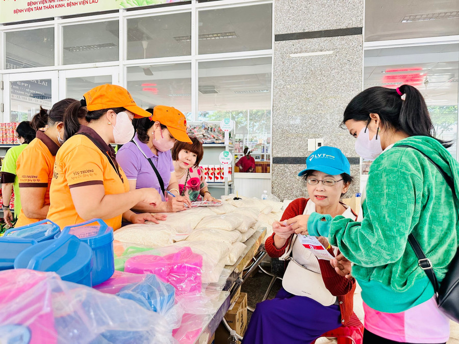 Phiên chợ Từ tâm sáng 28-5 do Hội từ thiện Chùa Long Phước (TP. Hồ Chí Minh) tổ chức tại Bệnh viện Nhi tỉnh góp phần chia sẻ, chung tay giúp bệnh nhân nghèo giảm bớt gánh nặng trong thời gian điều trị. Ảnh: Như Nguyện z6646839448318-8e512d5c3ec8ca5ea1991d5a65f82137.jpg