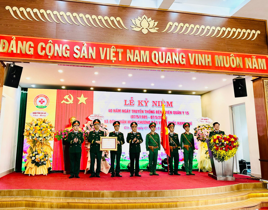 Thừa ủy quyền của Chủ tịch Nước, Thiếu tướng Hoàng Văn Sỹ- Tư lệnh Binh đoàn 15 tổ chức các nghi lễ và trao Huân chương Bảo vệ Tổ Quốc hạng Nhì cho tập thể Bệnh viện Quân y 15. Ảnh: Như Nguyện z6576856544699-ae73fd0a3692000579b059409f16a8af.jpg
