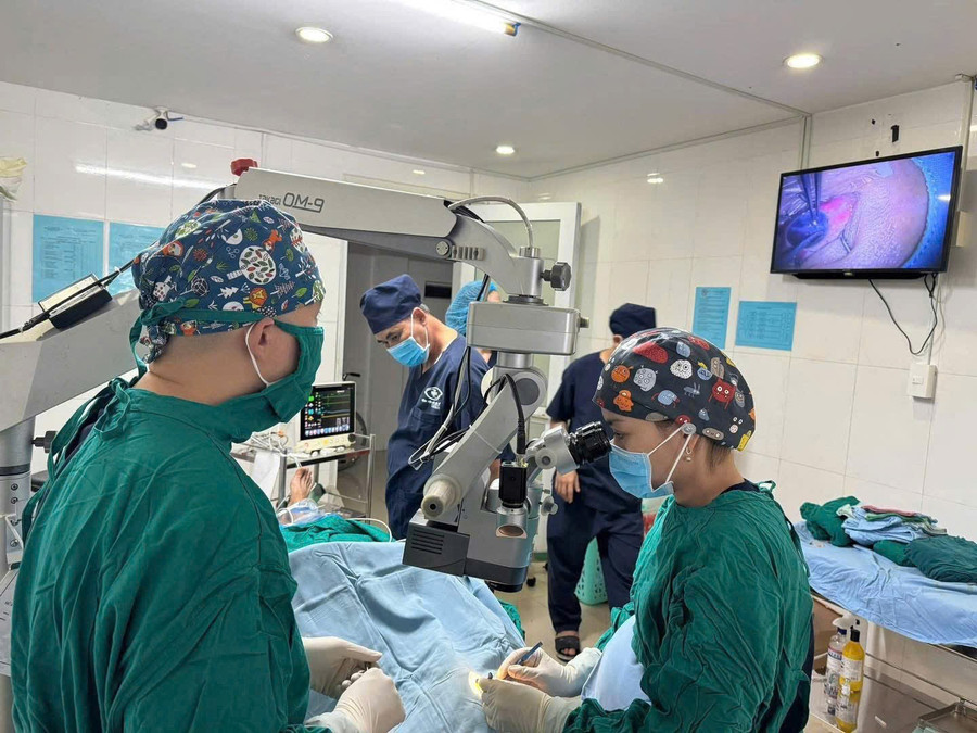 Ê kíp y, bác sĩ Bệnh viện Mắt Quốc tế Sài Gòn-Gia Lai thực hiện một ca phẫu thuật Phaco cho bệnh nhân. Ảnh: Đơn vị cung cấp z6572652293797-3654b68326f037c8b5c2b6a0799dbbf7.jpg