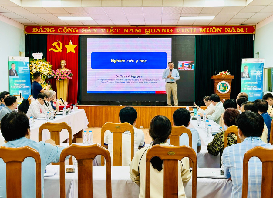 Trực tiếp giảng dạy tại khóa tập huấn là Giáo sư, tiến sĩ Nguyễn Văn Tuấn. Ông hiện là giáo sư xuất sắc của Đại học Công nghệ Sydney (Úc). Ảnh: Như Nguyện z6612996889772-7985c410811b592c55bcd65284a2aa8f.jpg