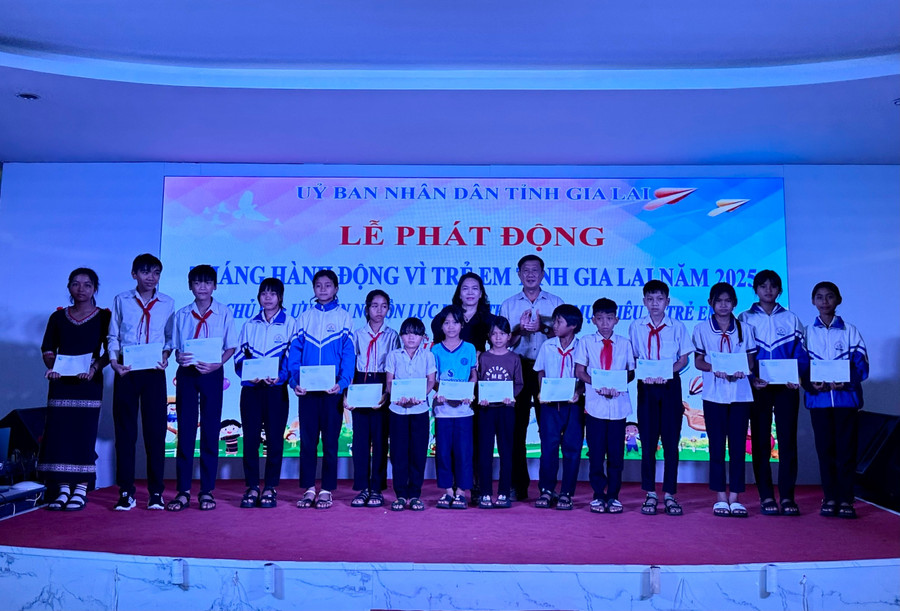 Tại lễ phát động, Quỹ Bảo trợ trẻ em tỉnh đã trao học bổng cho 40 em có hoàn cảnh khó khăn vươn lên trong học tập, mỗi suất học bổng 1.000.000 đồng. Ảnh: Như Nguyện z6653465646498-ce4038692a15631b4eeb8a7e3d4b7ea4.jpg