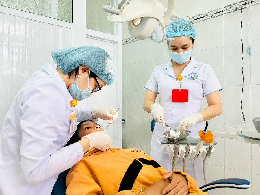 Người dân đến và về từ các nước có số ca mắc Covid-19 cao cần chủ động theo dõi tình trạng sức khỏe để phòng-chống Covid-19 cho bản thân, gia đình và người tiếp xúc gần. Ảnh: Như Nguyện z6636642525134-86d8e804c0504018ba6278b265032c90.jpg
