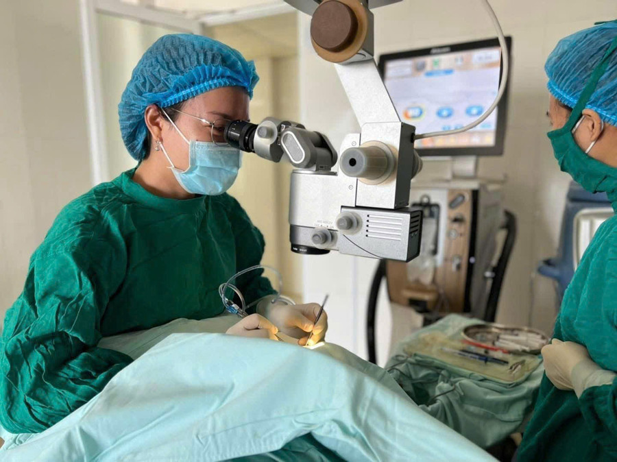 Thạc sĩ, bác sĩ Nguyễn Thị Thanh Phượng cùng ê kíp thực hiện một ca phẫu thuật Phaco điều trị đục thủy tinh thể. Ảnh: ĐVCC z6572652285761-de7ee13fd36bb711da720cd39af7f109.jpg