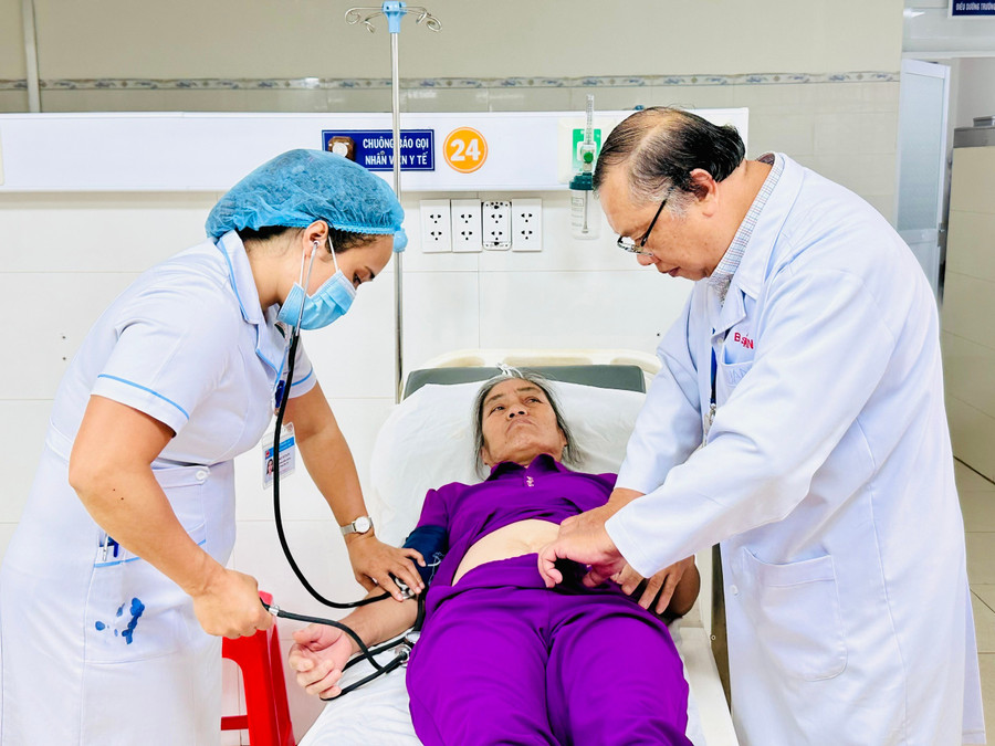 Bác sĩ Khoa Cấp cứu (Bệnh viện Đa khoa tỉnh) thăm khám, cấp cứu cho người dân. Ảnh: Như Nguyện z6569256123132-e369b5796a08b4ce1f772230d4d7ff7e.jpg