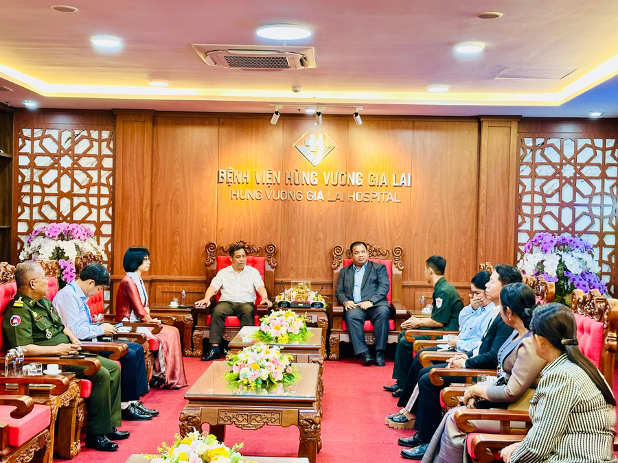 Đoàn cán bộ cấp cao của 3 tỉnh thuộc Vương quốc Campuchia đến tham quan tại Bệnh viện Hùng Vương Gia Lai. Ảnh: Như Nguyện z6631822509595-57c2f16c0060255c8449eaaff5380294.jpg