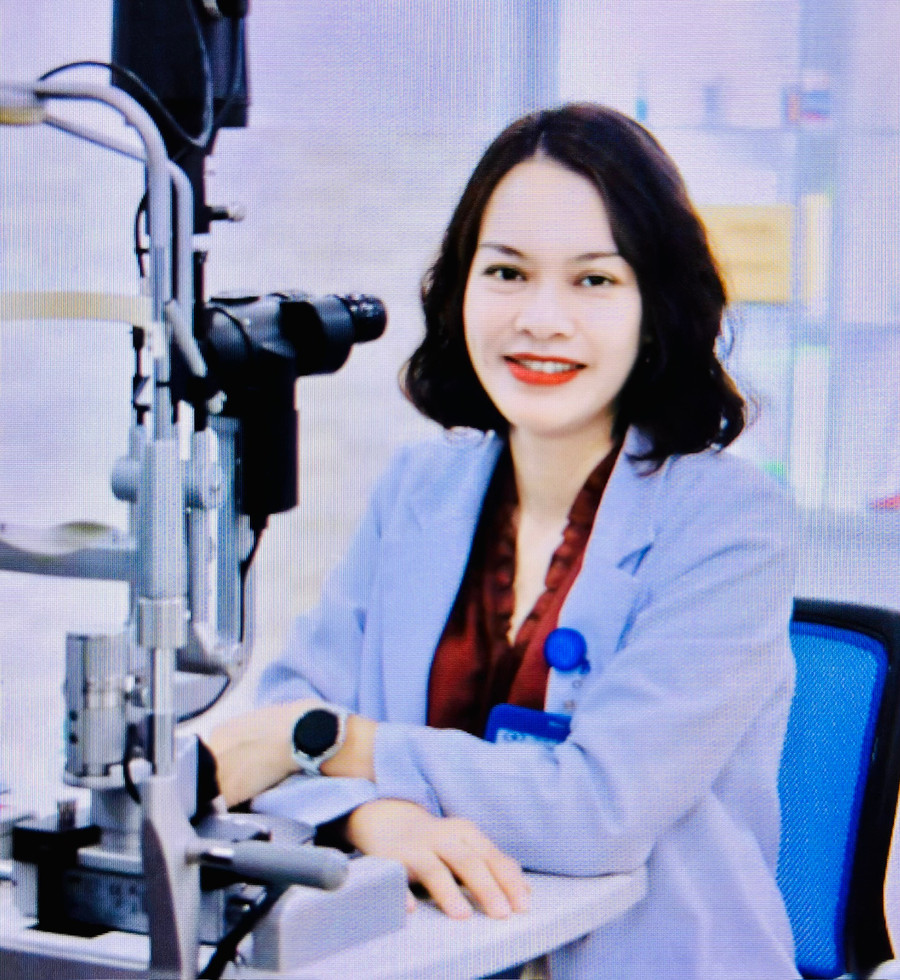 Thạc sĩ, bác sĩ Nguyễn Thị Thanh Phượng cùng ê kíp thực hiện một ca phẫu thuật Phaco điều trị đục thủy tinh thể. Ảnh: ĐVCC z6637367092599-7c663b9e37672412e33306e062a47878.jpg