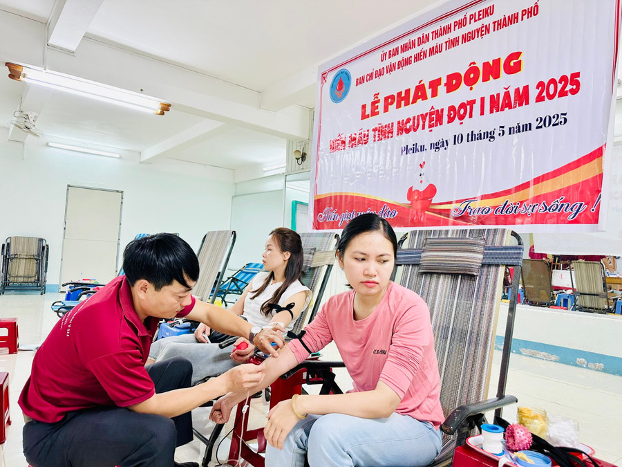 Người dân tham gia hiến máu tình nguyện sáng 10-5. Ảnh: Như Nguyện z6587042787898-53caac72aedf4709b4828235aed30977.jpg