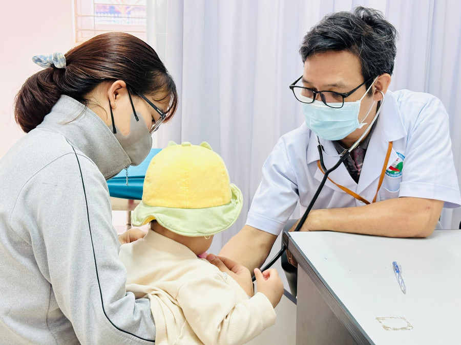 Khám chữa bệnh cho bệnh nhi tại Bệnh viện Nhi Gia Lai. Ảnh: Như Nguyện z6636642504480-7d25683f760ea1e52886bdad648480bd.jpg