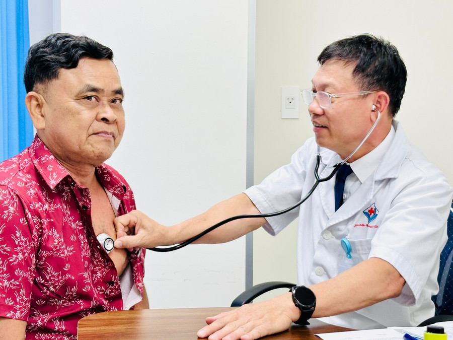 Bác sĩ Bệnh viện Hùng Vương Gia Lai thăm khám cho cán bộ trong đoàn công tác của Vương quốc Campuchia. Ảnh: Như Nguyện z6631822470330-19eb09ce6a88fcf34f58c2cd3b471133.jpg