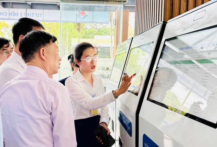 Hội đồng tư vấn, đánh giá hồ sơ bệnh án điện tử tiến hành kiểm tra thực tế ứng dụng công nghệ thông tin tại Bệnh viện Hùng Vương Gia Lai. Ảnh: Như Nguyện z6565013454119-a34e3a247a82d27d8e905036b8edd4ab.jpg