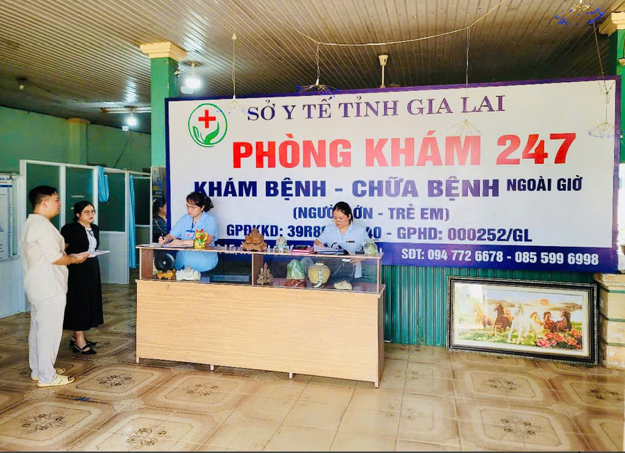 Đoàn kiểm tra tại Phòng khám 247 (xã Ia Le, huyện Chư Pưh) do ông Rmah B. chịu trách nhiệm chuyên môn. Ảnh: ĐVCC z6604596226920-11d3fd61b1929f886f323a2919342a8e.jpg