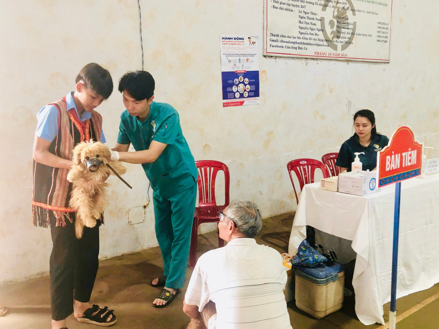 Dịp này, Trung tâm Dịch vụ nông nghiệp huyện Đức Cơ và Phòng Khám Thú y GALAPET Gia Lai đã tiêm phòng vắc xin dại miễn phí cho chó, mèo trên địa bàn huyện Đức Cơ. Ảnh: CTV z6619338436816-259d0262509d29b5261d2ea6acd20471.jpg