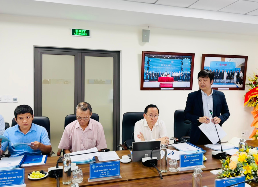 Thành viên hội đồng tư vấn công bố Bệnh viện Hùng Vương Gia Lai đạt yêu cầu triển khai bệnh án điện tử . Ảnh: Như Nguyện z6565013473548-70c1cc556dcfd3b277bdca656e6cb2f6.jpg