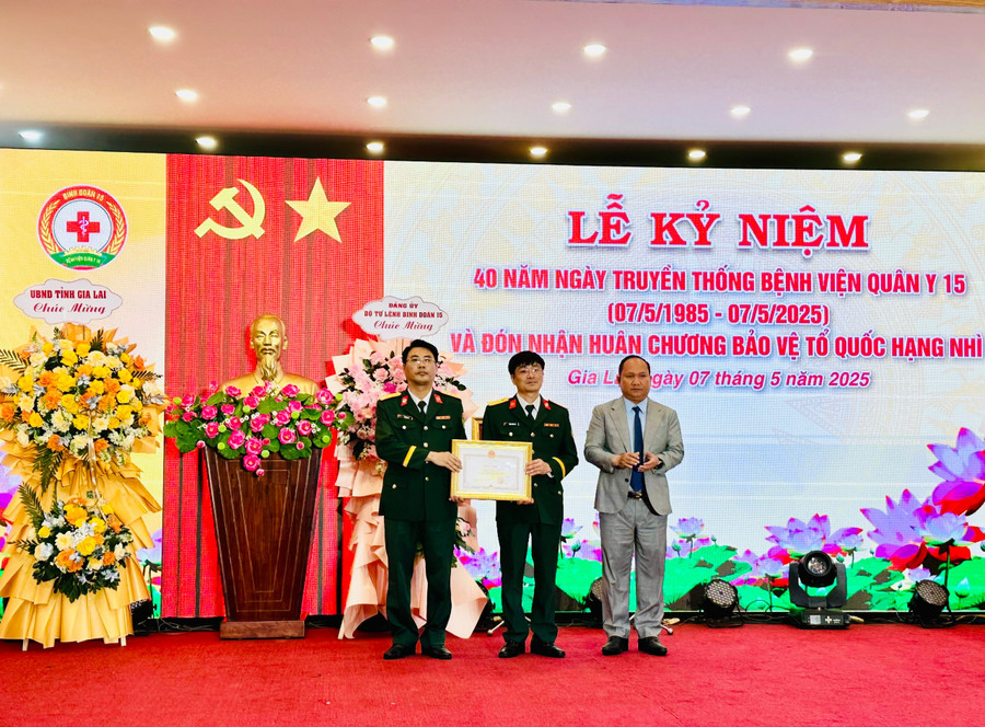 Đồng chí Rah Lan Chung-Phó Bí thư Tỉnh ủy, Chủ tịch UBND tỉnh Gia Lai trao tặng bằng khen cho tập thể Bệnh viện Quân y 15. Ảnh: Như Nguyện z6576856572397-2f410612e913124c98ec945ce277a5a1.jpg