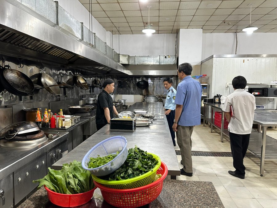 Đoàn kiểm tra liên ngành của tỉnh kiểm tra ATTP trong Tháng hành động vì ATTP năm 2025. Ảnh: Như Nguyện z6603092227638-55949196a9f59290cd4335a6cf49b603.jpg