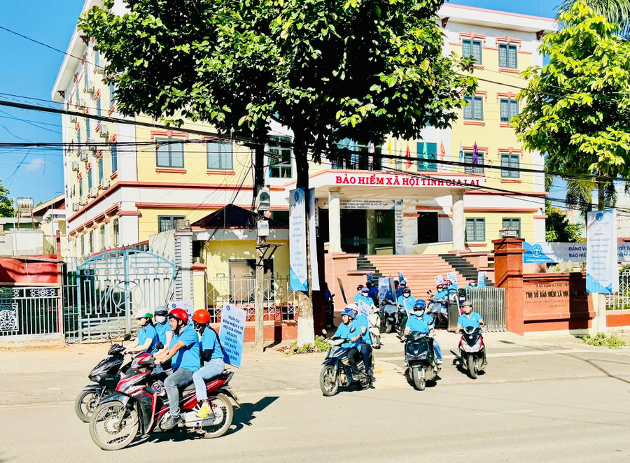 Đoàn tuyên truyền lưu động của BHXH tỉnh di chuyển trên một số tuyến đường có mật độ dân cư đông tại TP. Pleiku để tuyên truyền lưu động các nội dung về chính sách BHXH tự nguyện, BHYT hộ gia đình. Ảnh: CTV z6610643472954-fd11bcf23eb92d2f7f513f56c070550d-1.jpg