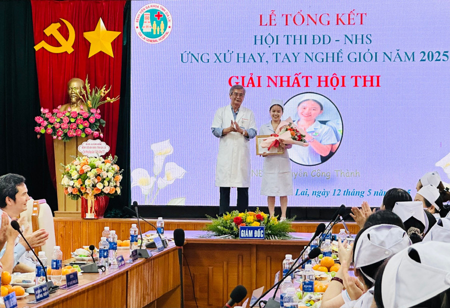 Tiến sĩ, bác sĩ CKII Nguyễn Đăng Bảo-Giám đốc Bệnh viện Đa khoa tỉnh trao giải nhất hội thi điều dưỡng, nữ hộ sinh ứng xử hay, tay nghề giỏi năm 2025 cho điều dưỡng Nguyễn Công Thành-Khoa Hồi sức tích cực chống độc. Ảnh: Như Nguyện z6593915950400-2ef3453303fd98062eb1dcd1b2682036.jpg