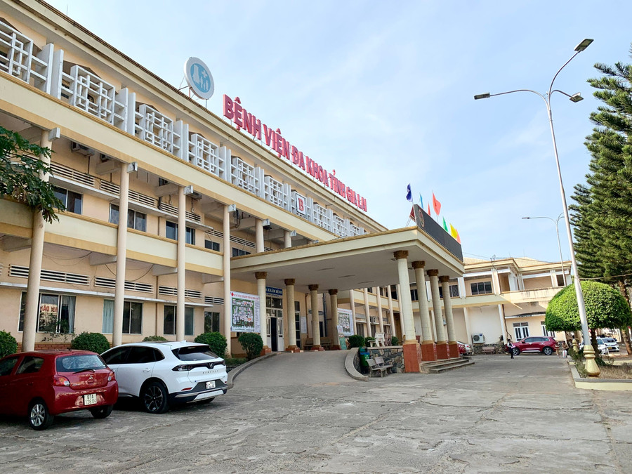 Lãnh đạo Bệnh viện đa khoa tỉnh khẳng định không có quy định nào cấm người nhà lái xe vào đưa, đón thân nhân trong khuôn viên bệnh viện. Ảnh: Như Nguyện z6634165969966-1337c6e2357e9675423a37d3e2c89c42.jpg